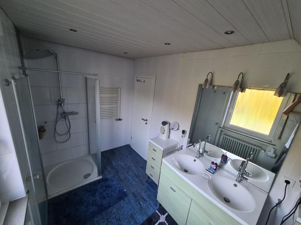 Geraeumiges Ferienhaus In Bad Salzuflen Mit Einfacher Ausstattung, Fuer Geschaeftsreisende, Gruppen Oder Familien Geeignet, 4 Schlafzimmer Esterno foto