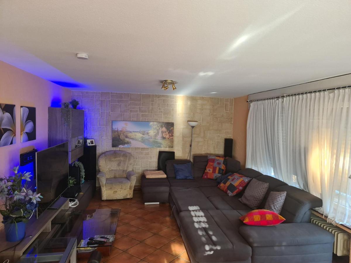Geraeumiges Ferienhaus In Bad Salzuflen Mit Einfacher Ausstattung, Fuer Geschaeftsreisende, Gruppen Oder Familien Geeignet, 4 Schlafzimmer Esterno foto