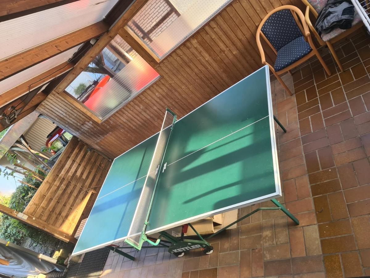 Geraeumiges Ferienhaus In Bad Salzuflen Mit Einfacher Ausstattung, Fuer Geschaeftsreisende, Gruppen Oder Familien Geeignet, 4 Schlafzimmer Esterno foto