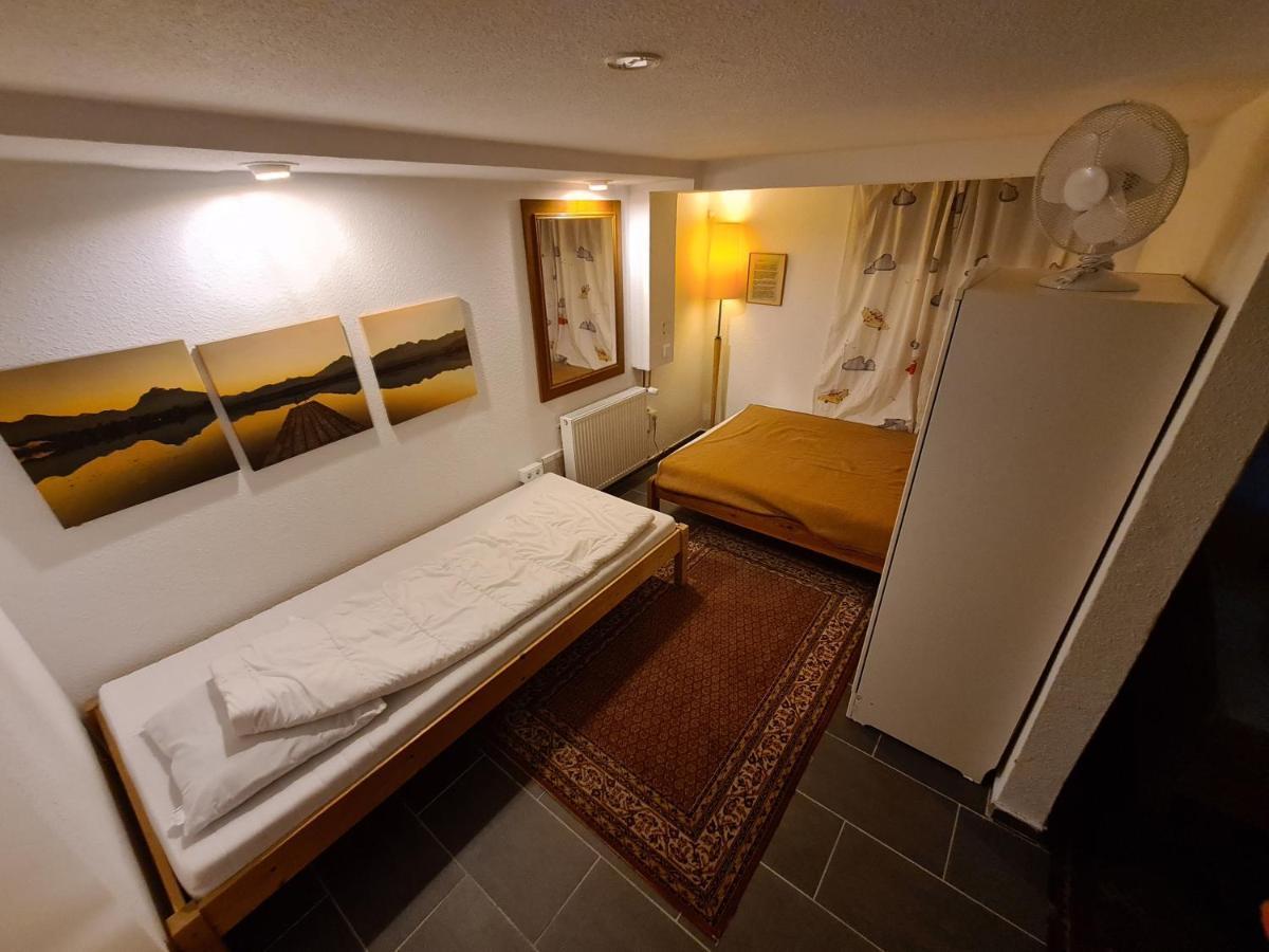 Geraeumiges Ferienhaus In Bad Salzuflen Mit Einfacher Ausstattung, Fuer Geschaeftsreisende, Gruppen Oder Familien Geeignet, 4 Schlafzimmer Esterno foto