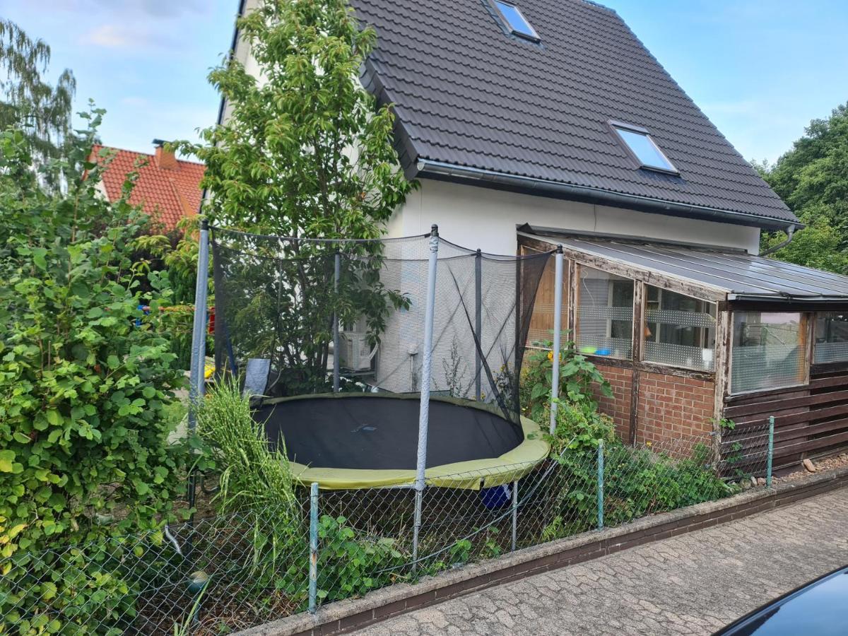 Geraeumiges Ferienhaus In Bad Salzuflen Mit Einfacher Ausstattung, Fuer Geschaeftsreisende, Gruppen Oder Familien Geeignet, 4 Schlafzimmer Esterno foto